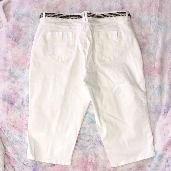 Gloria Vanderbilt Belted Skimmer White Capris/Bermuda shorts. Size 16. - Picture 2 of 11